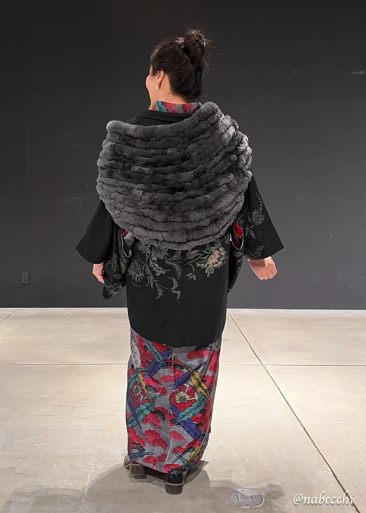 サイケな銘仙着物の後ろ姿。黒羽織とフェイクファーショールで色面積を引き締めている