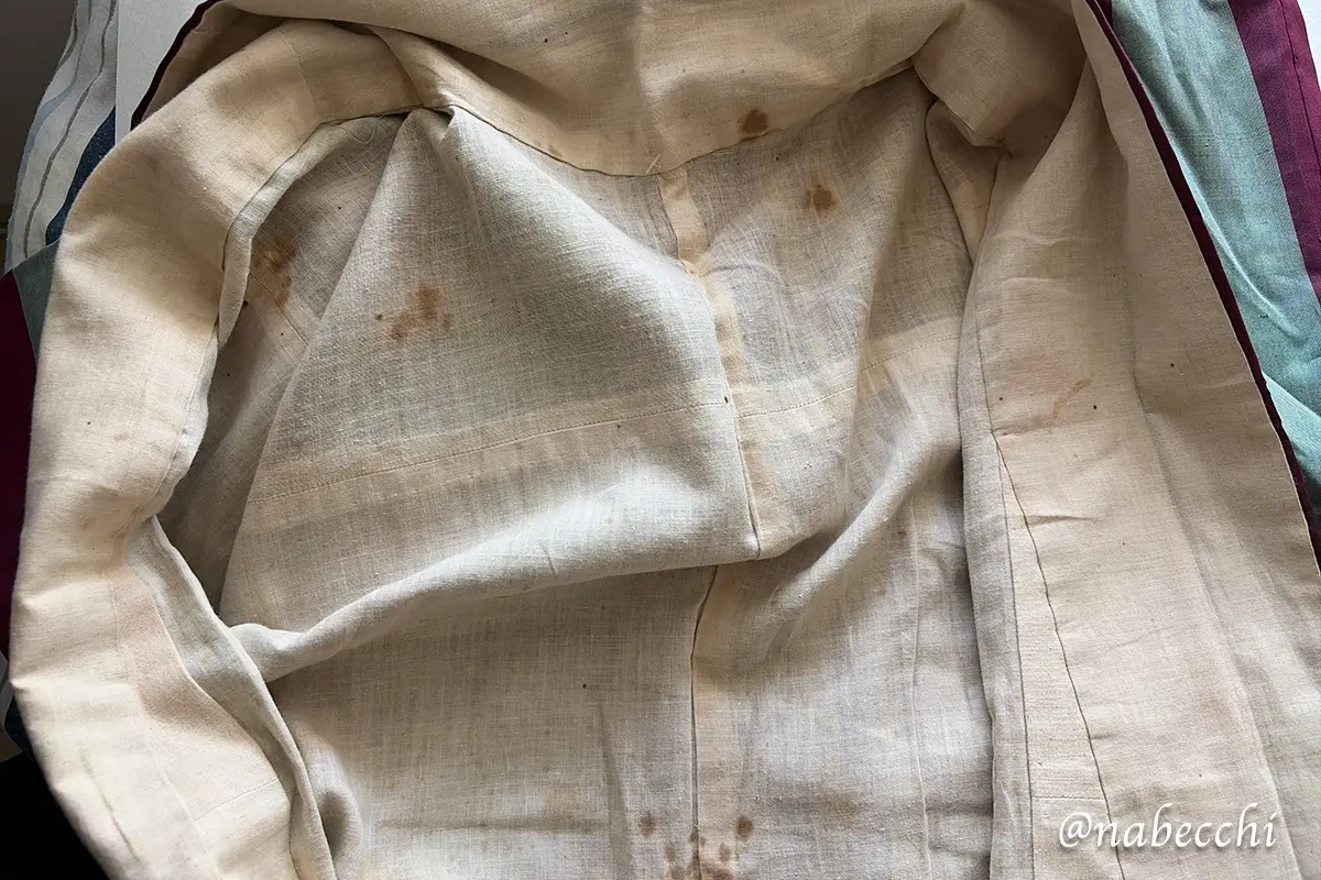 アンティーク着物の胴裏（裏地）に浮き出た茶色の古いシミのアップ