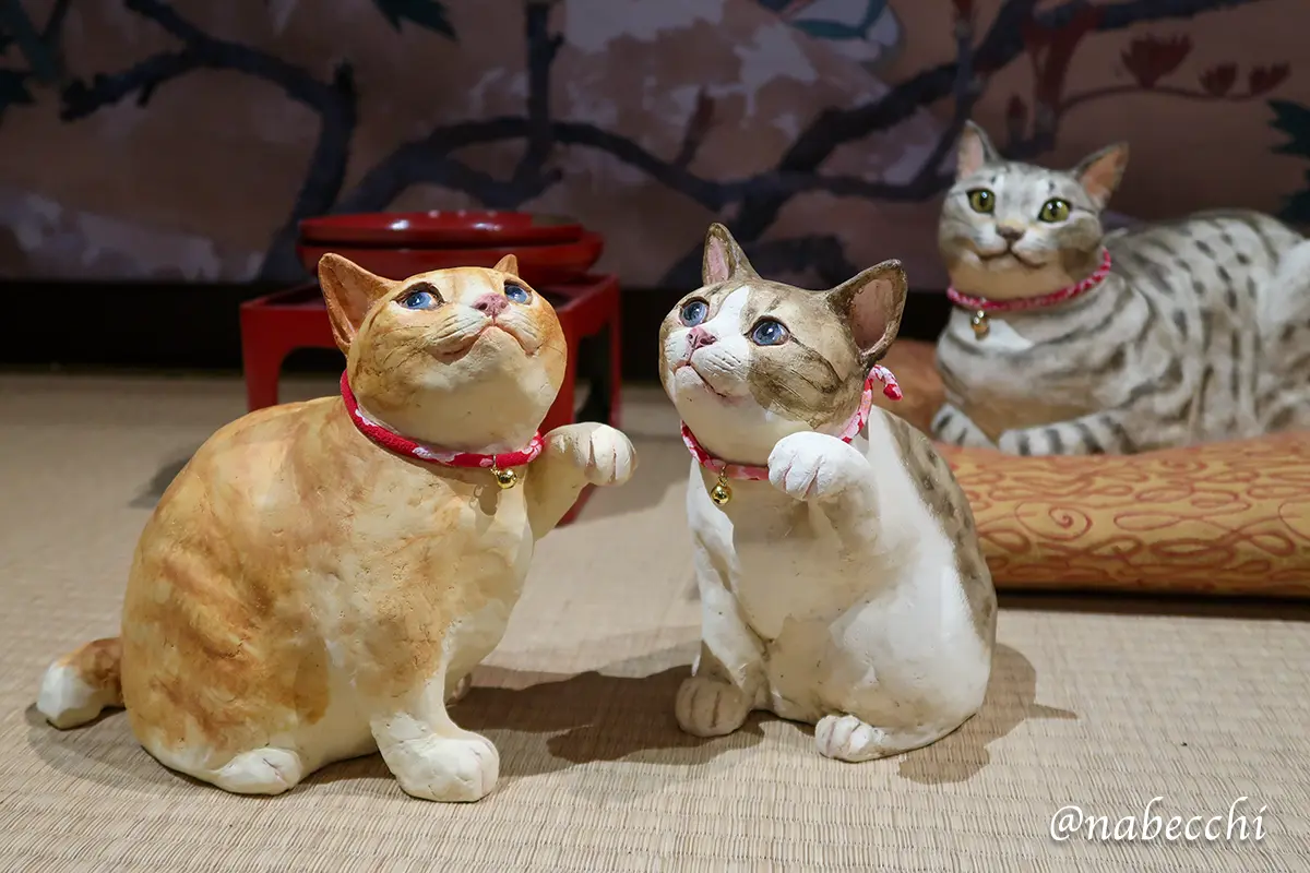 百段階段に展示された猫アート作品