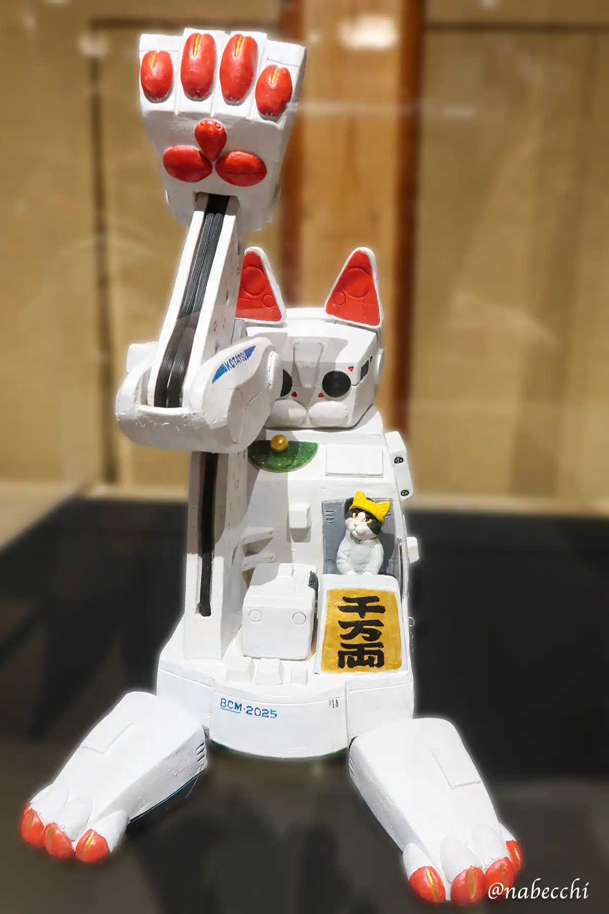 百段階段の空間と猫アート作品の展示風景