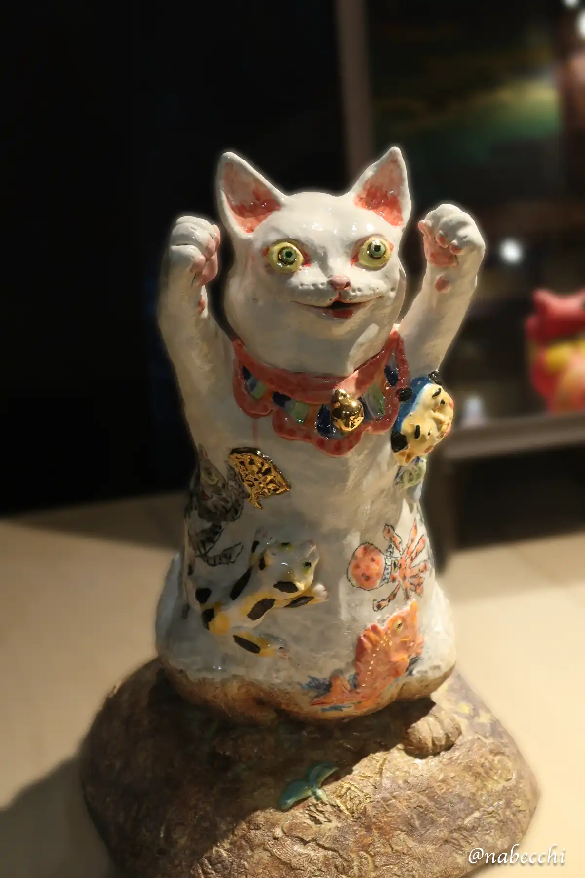 和空間に並ぶ猫アート作品の展示