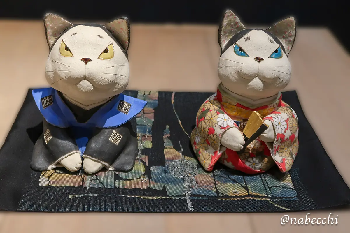 百段階段に並ぶ猫アート作品の一角