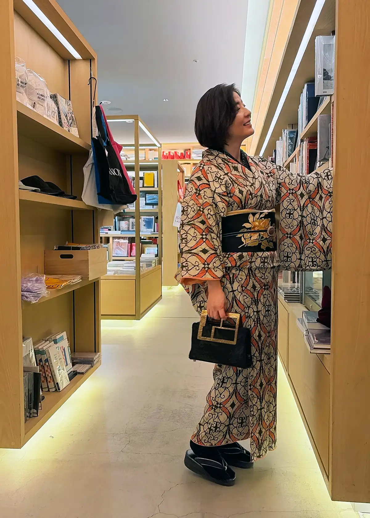 銀座SIX TSUTAYAで本を選ぶ着物コーディネート
