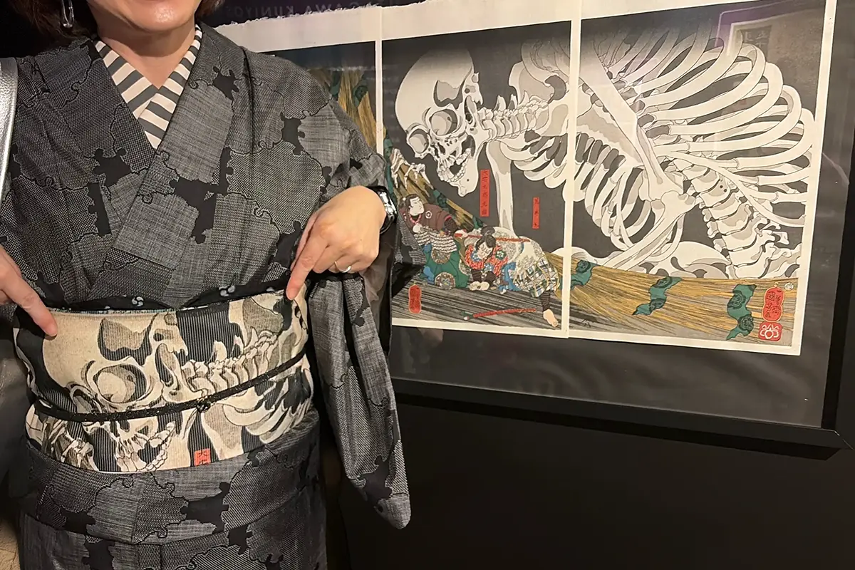 歌川国芳の浮世絵「相馬の古内裏」の原画パネルと、同じ柄を施したがしゃ髑髏の名古屋帯の比較