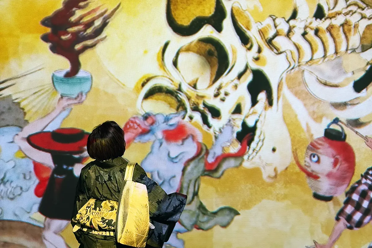 巨大ながしゃ髑髏(がしゃどくろ)が動き出す展示映像を背景に、着物姿で撮影する私