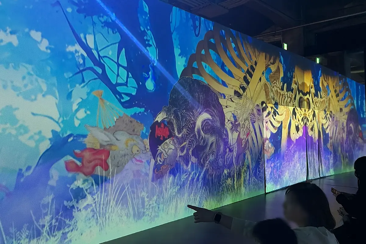 動き出す妖怪展の会場内、壁一面に広がる鮮やかなプロジェクションマッピング映像