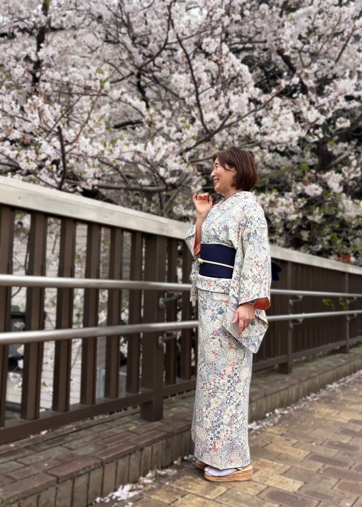 満開の桜の下で撮影した着物姿の全身写真