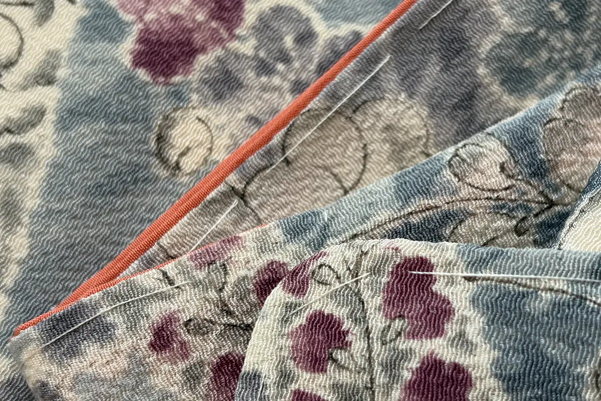 しつけ糸がついた縮緬地の小紋着物のアップ