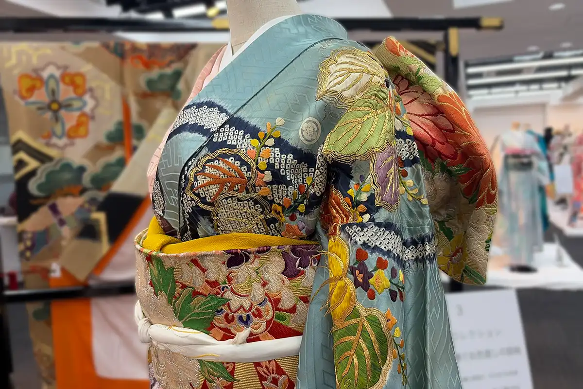 4世代で受け継ぐ振袖の別角度（刺繍と絞りの技巧が際立つディテール）