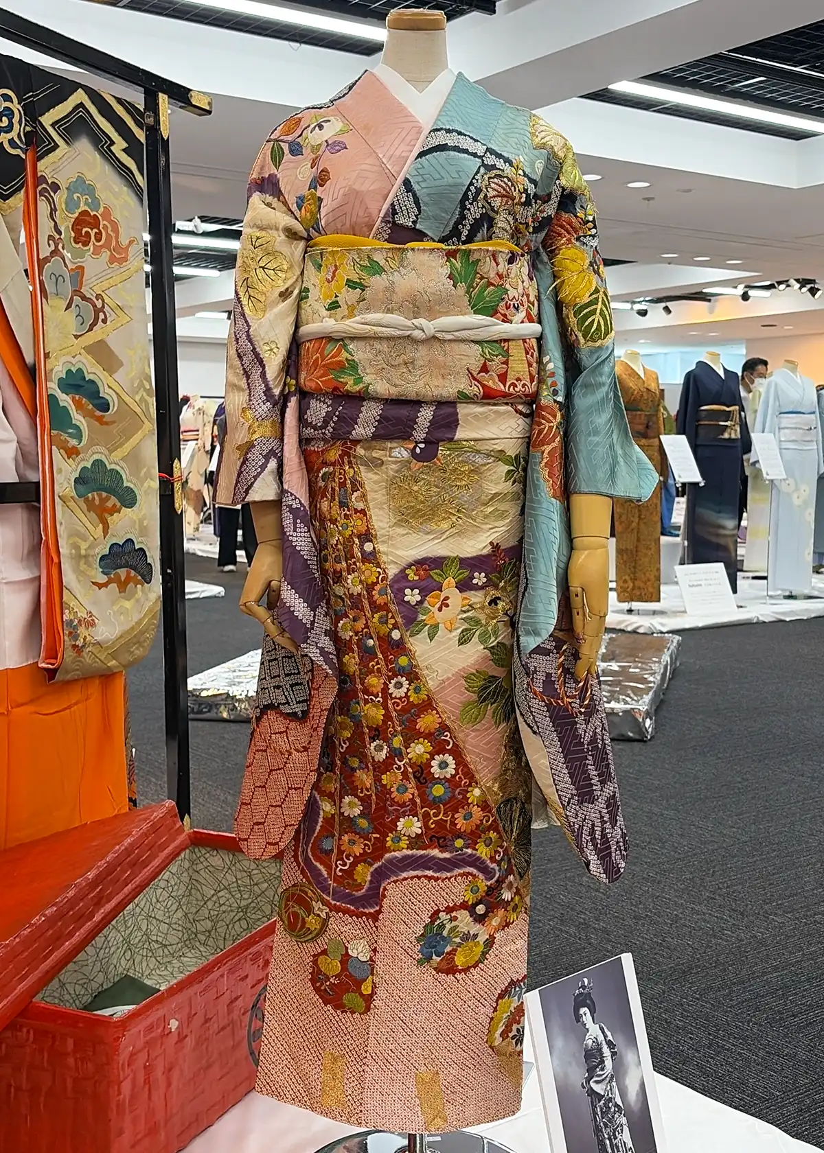 4世代で受け継がれたお色直しの振袖の全体展示（絞りと刺繍が美しい）