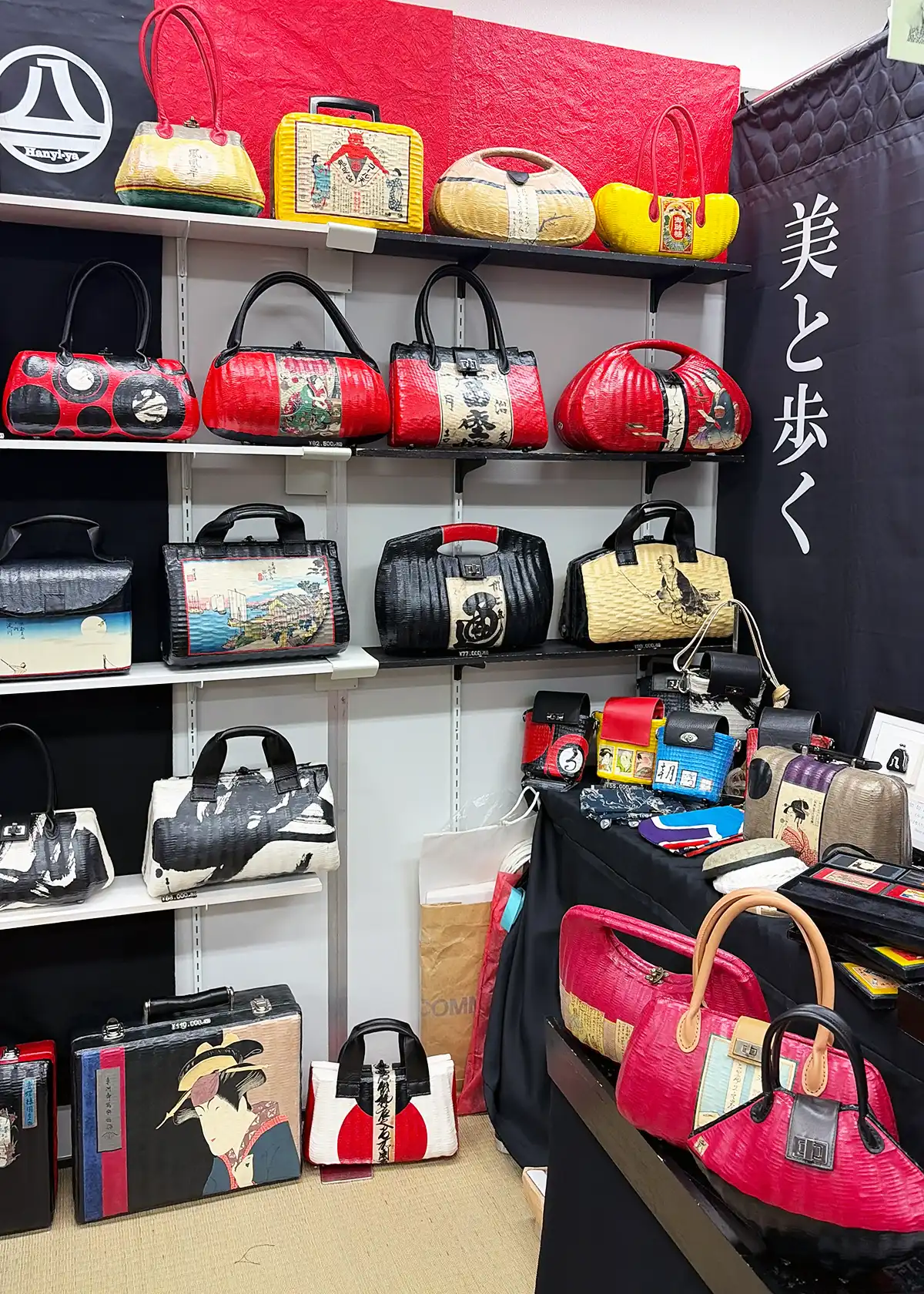Hanyai-yaの一閑張りバッグ展示