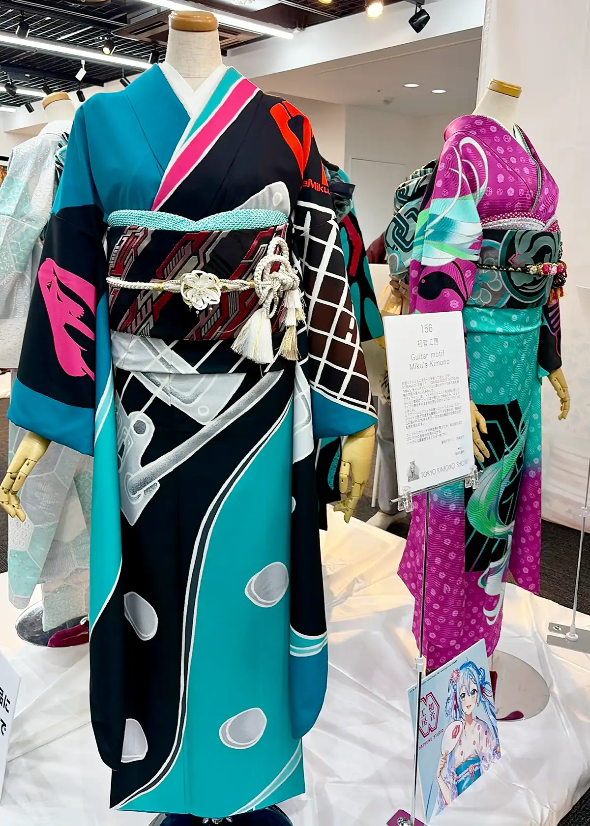 木越まりさんによる初音工房の着物コーデ（ビビッドでサイバーなデザイン）