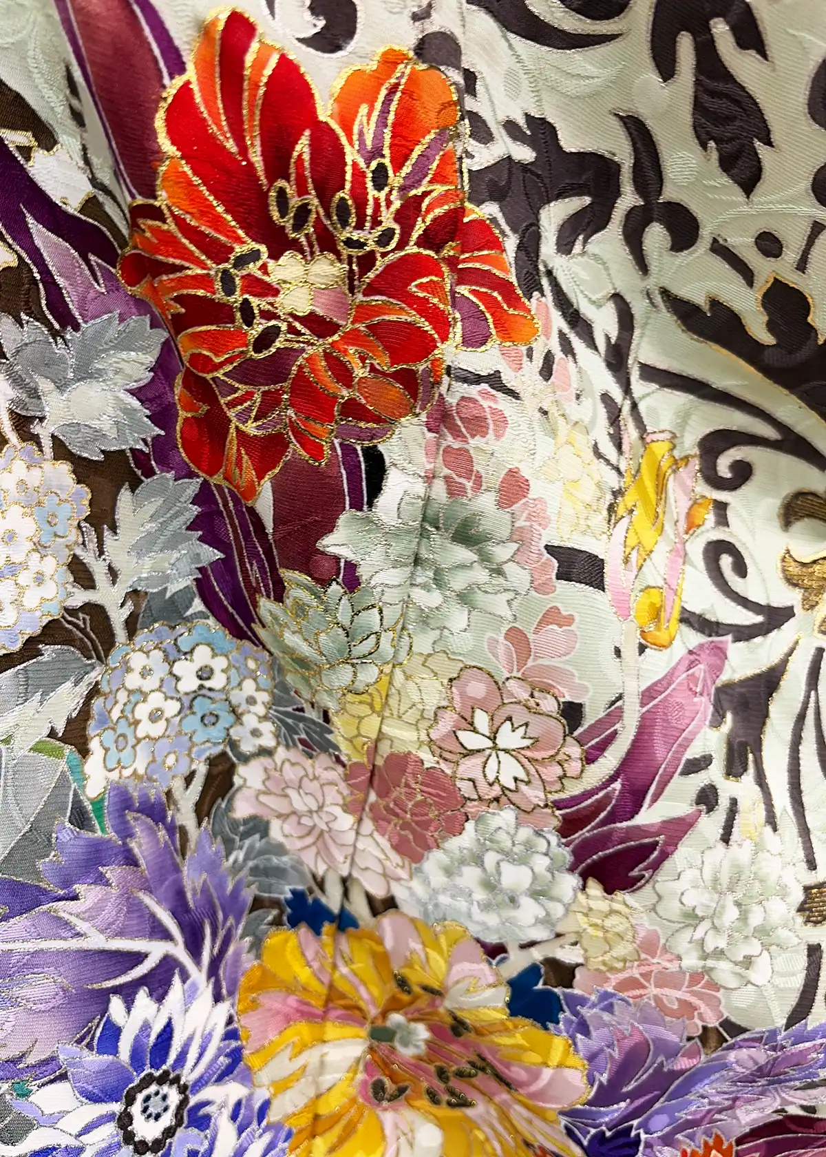 訪問着ロココの花束の花柄アップ（水彩のような華やかな染め）