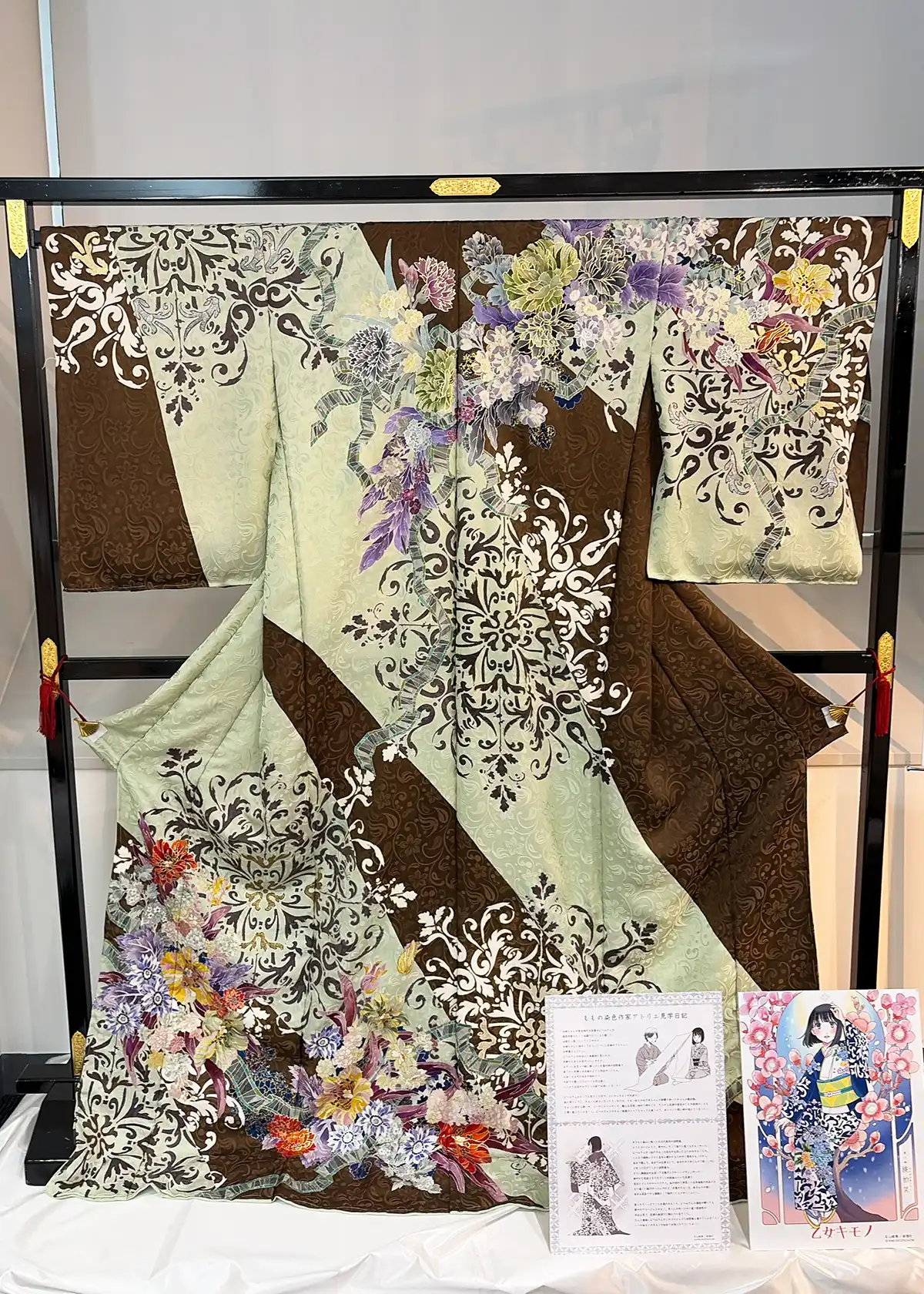 恋せよキモノ乙女に登場する訪問着「ロココの花束」の展示