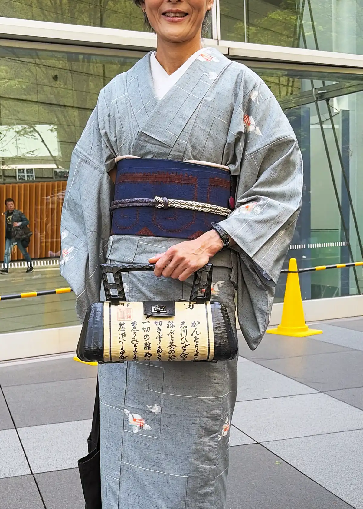 一閑張りバッグを手にする涼しげな着物姿の女性のコーディネート