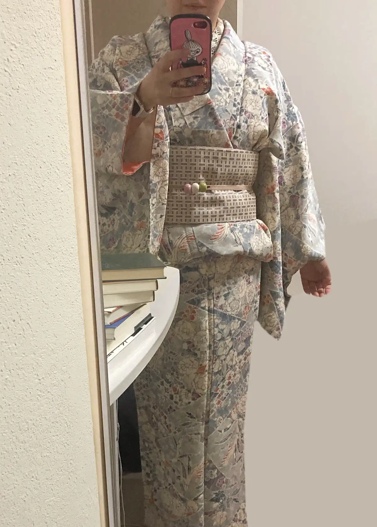 淡い色の小紋とベージュの帯を合わせたワントーンコーデ