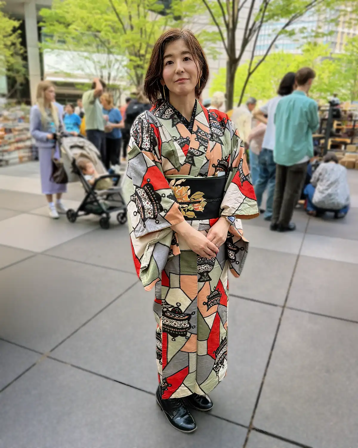 幾何学模様の銘仙着物に黒のブーツを合わせたカジュアルな着物コーディネート