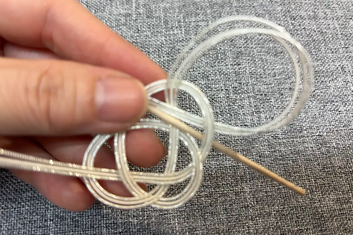 水引を結んでアクセサリーを作る工程（変わりあわじ結びの途中）