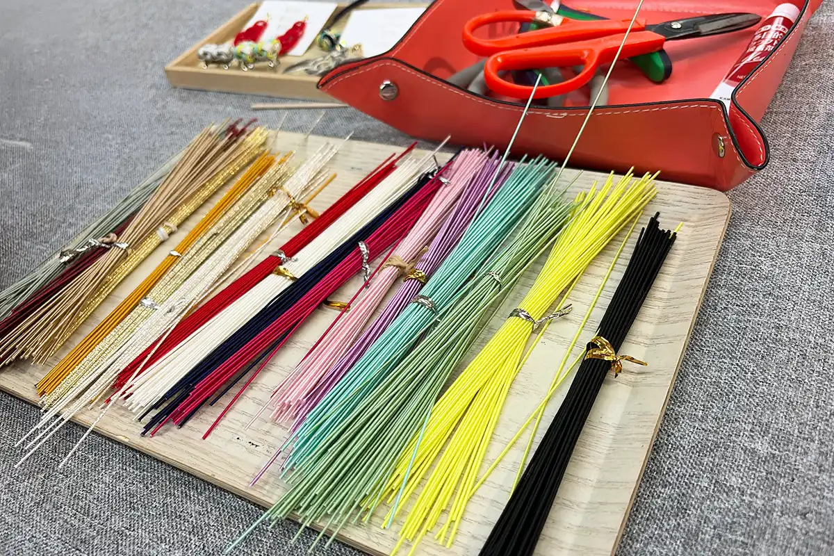 水引アクセサリー作りに使う材料と道具一式（色とりどりの水引）