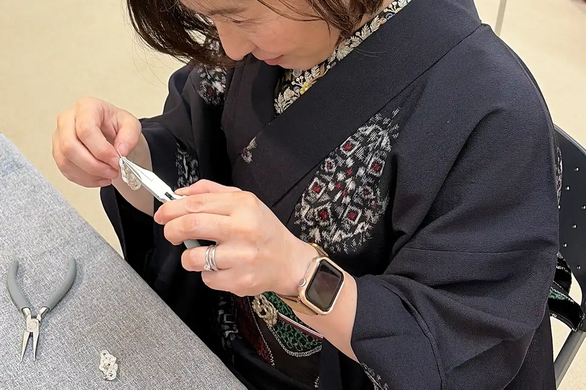 水引ピアスに金具を取り付ける作業中の様子