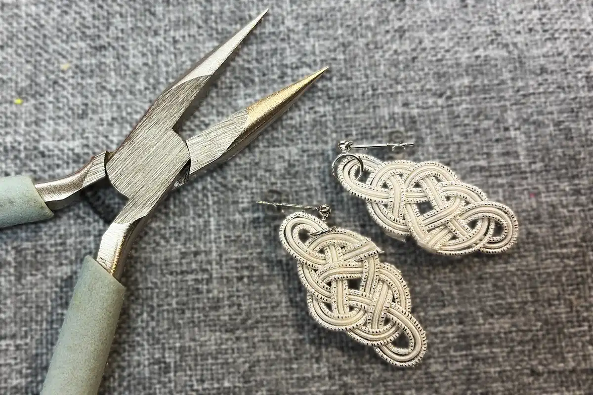 完成した水引ピアス（変わりあわじ結びのデザイン）