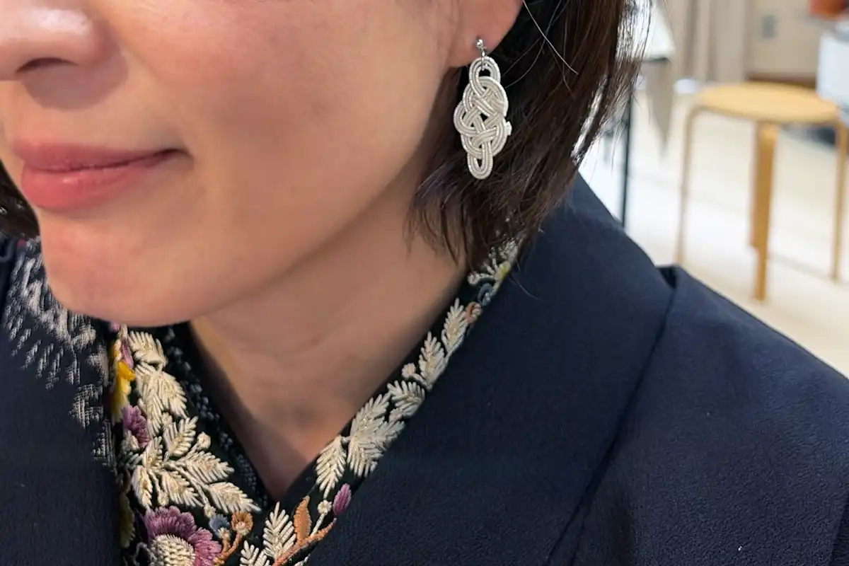 完成した水引ピアスを実際に着用した様子（シルバー×白）
