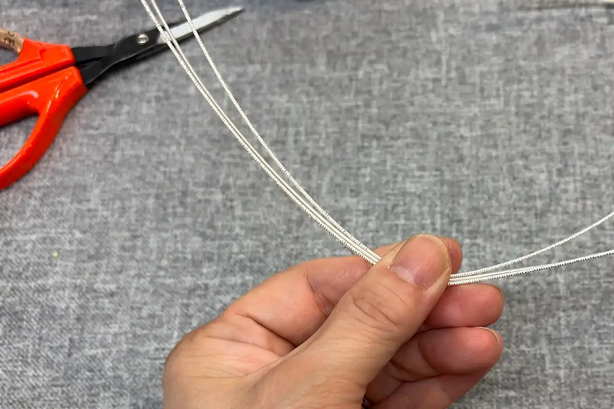 ピアス用に選んだ白とシルバーの水引3本（制作前の準備）