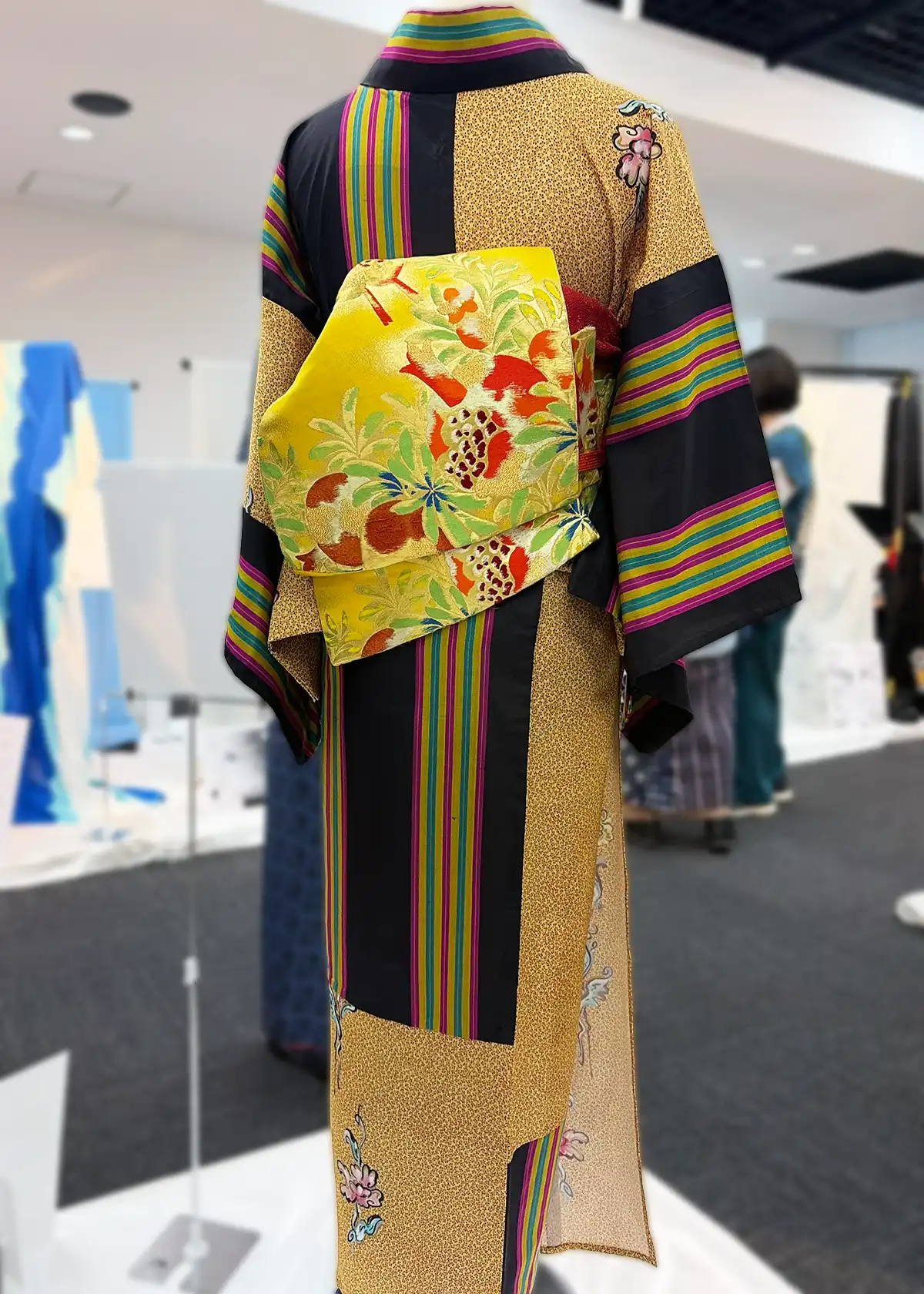 シーラ・クリフさんの着物コーデ後ろ姿（パッチワークと帯の組み合わせ）