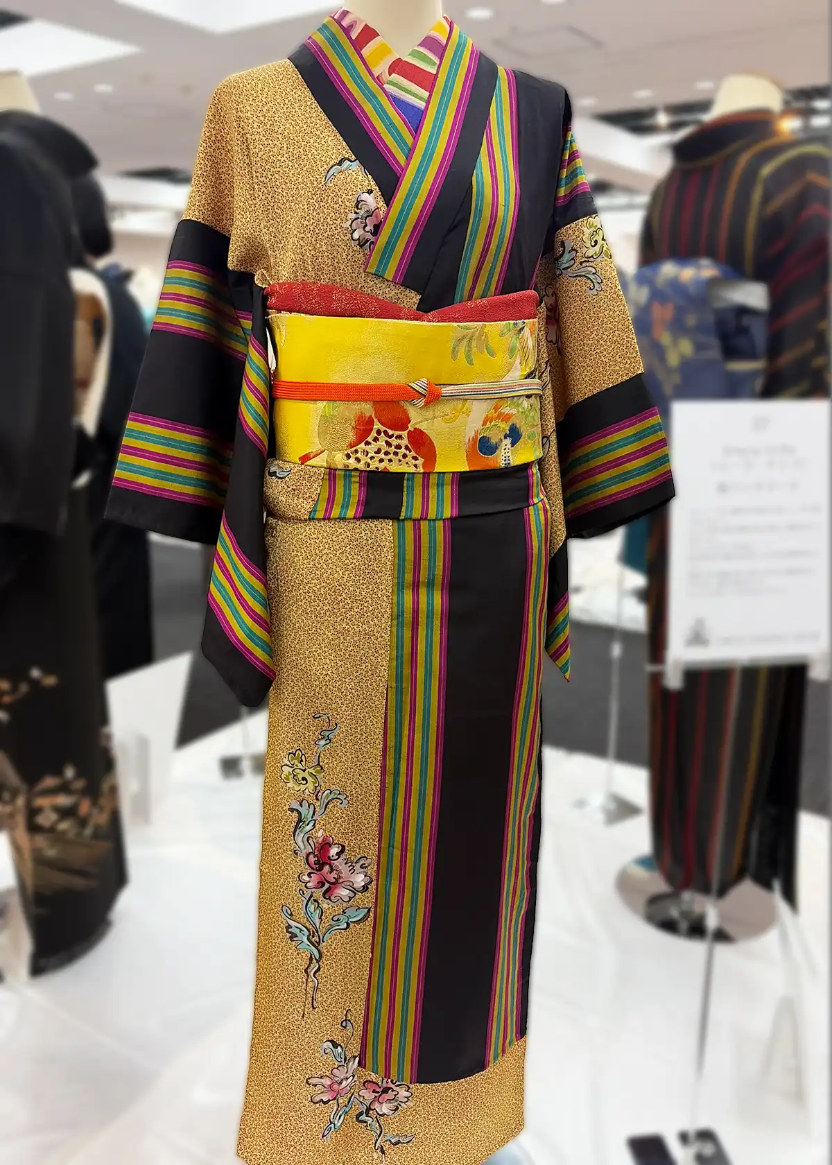 シーラ・クリフさんの縞パッチワーク着物コーデ前姿（東京キモノショー2026）