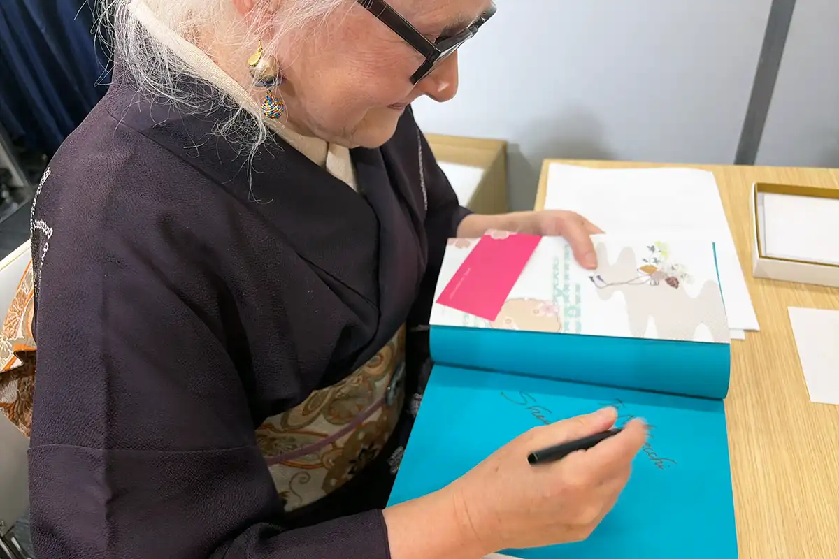 シーラ・クリフによるサイン会の様子