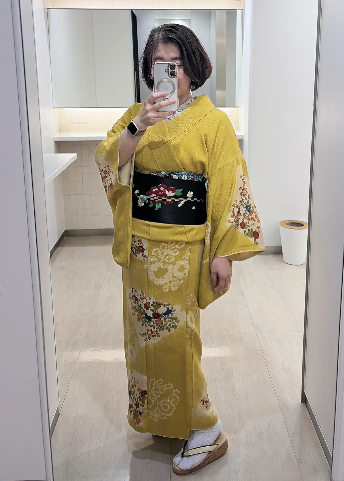 鏡に映る山吹色のレトロな袷着物に黒刺繍帯のコーディネート