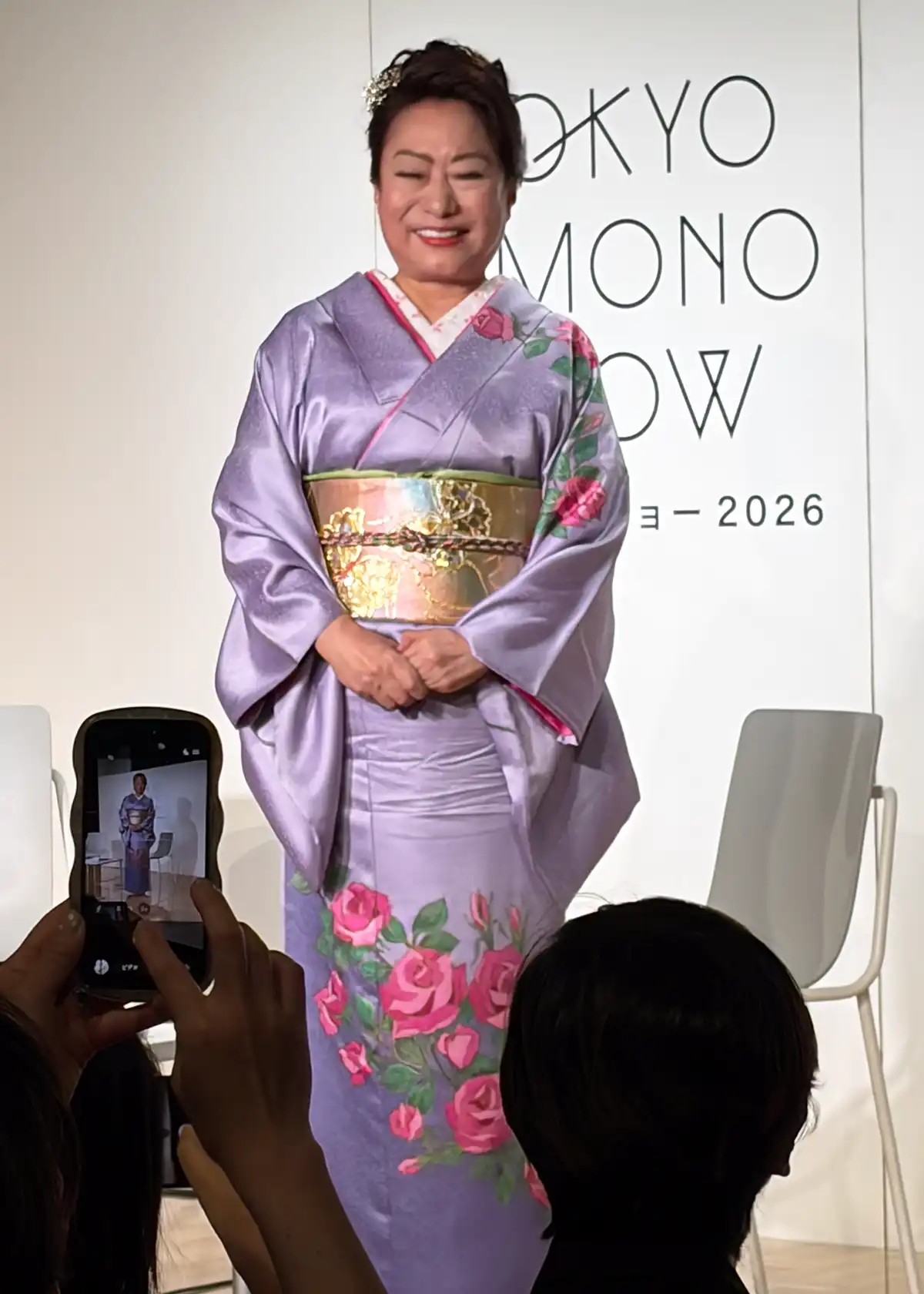 山村紅葉さんの薄紫にバラ柄着物の前お姿