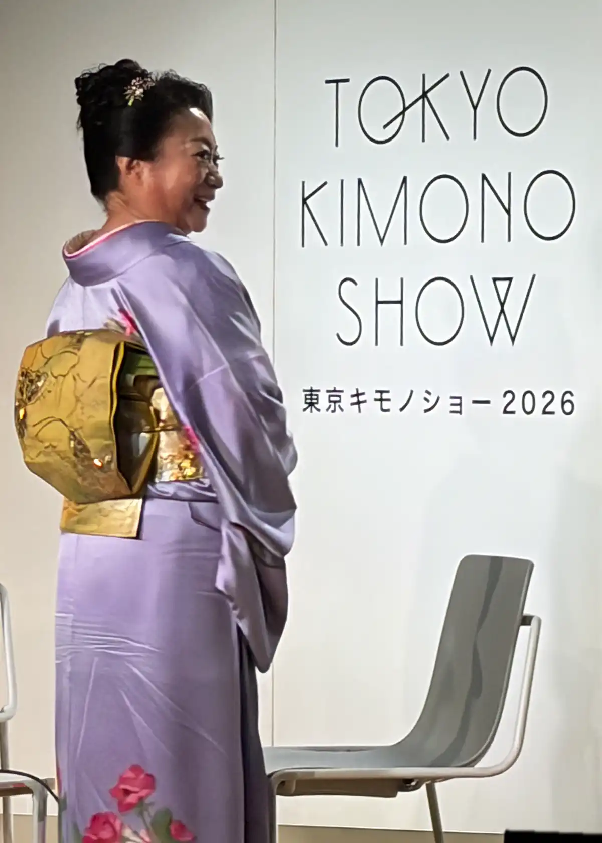 山村紅葉さんの薄紫にバラ柄着物の後ろお姿