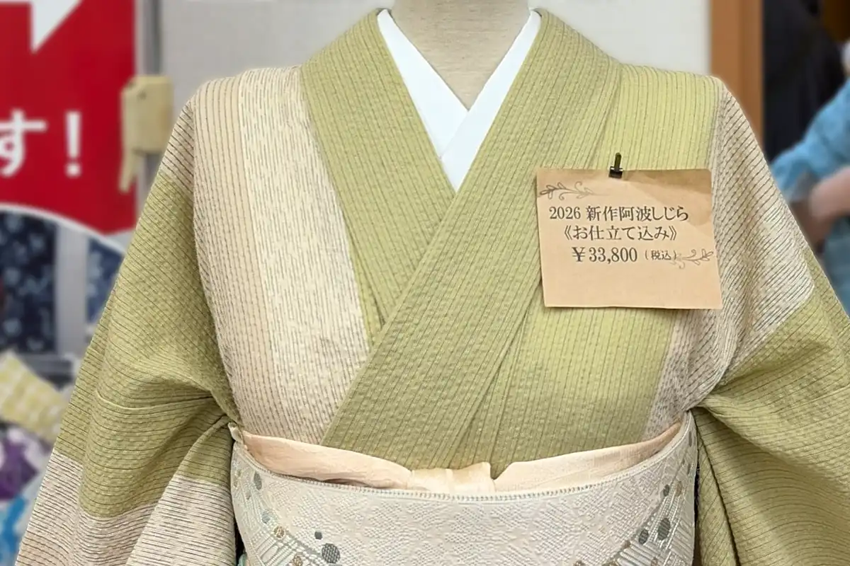 2026年新作の阿波しじら織を仕立てたサンプル着物（トルソー展示）
