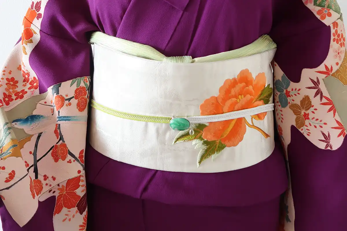 白地の刺繍帯とグリーン小物を合わせた帯周り