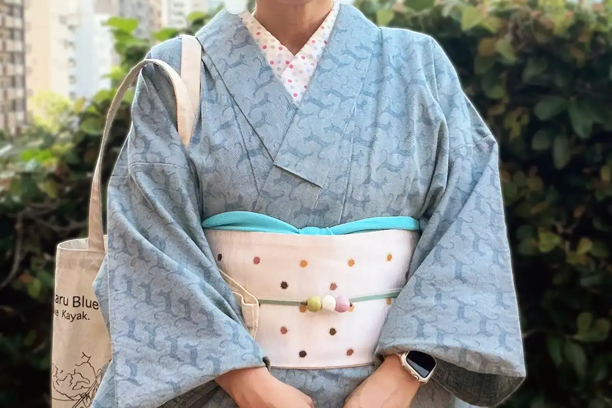 3色団子の帯留めと水玉柄の帯を合わせた着物コーディネートの前面