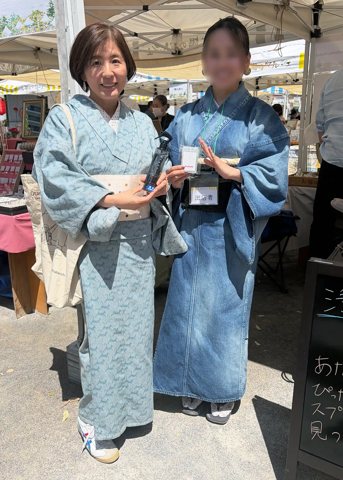 太陽のマルシェの会場で、出店者と並んで笑顔で写る着物姿の筆者