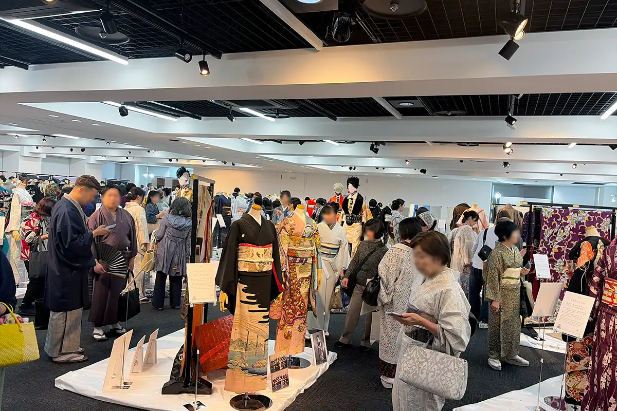 東京キモノショー2026最終日のキモノスタイル展会場の全体風景（日曜の賑わい）