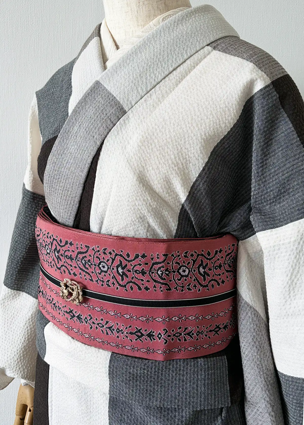 茶色の阿波しじら着物にくすみピンクの半幅帯を合わせた帯まわり