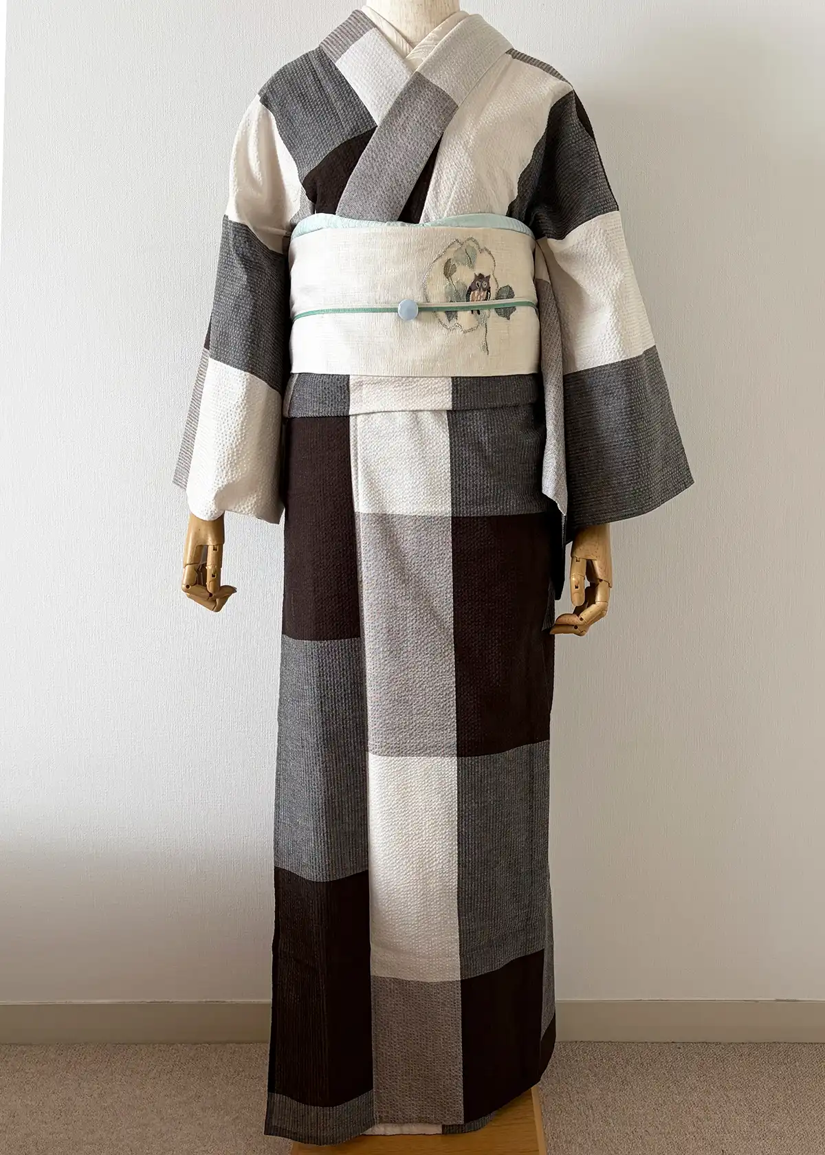 茶色の大格子の阿波しじら着物にフクロウ柄の夏名古屋帯を合わせた正面コーデ