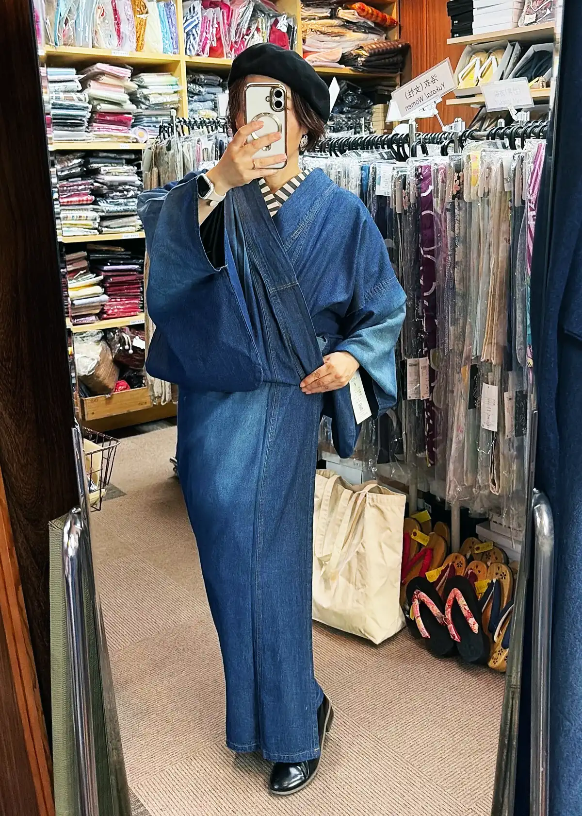 シンプルなダメージ加工のデニム着物を鏡の前で試着している女性の自撮り写真
