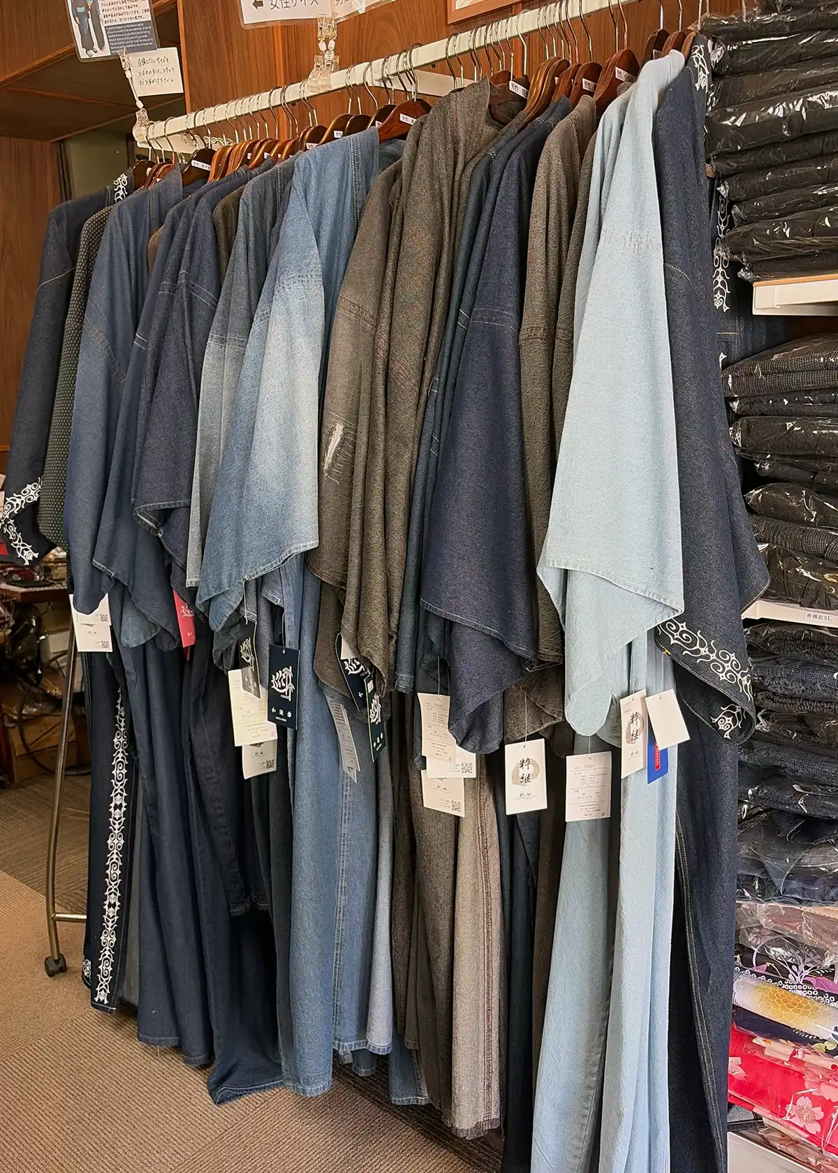 店内のハンガーラックにずらりと掛けられた様々な色合いのデニム着物