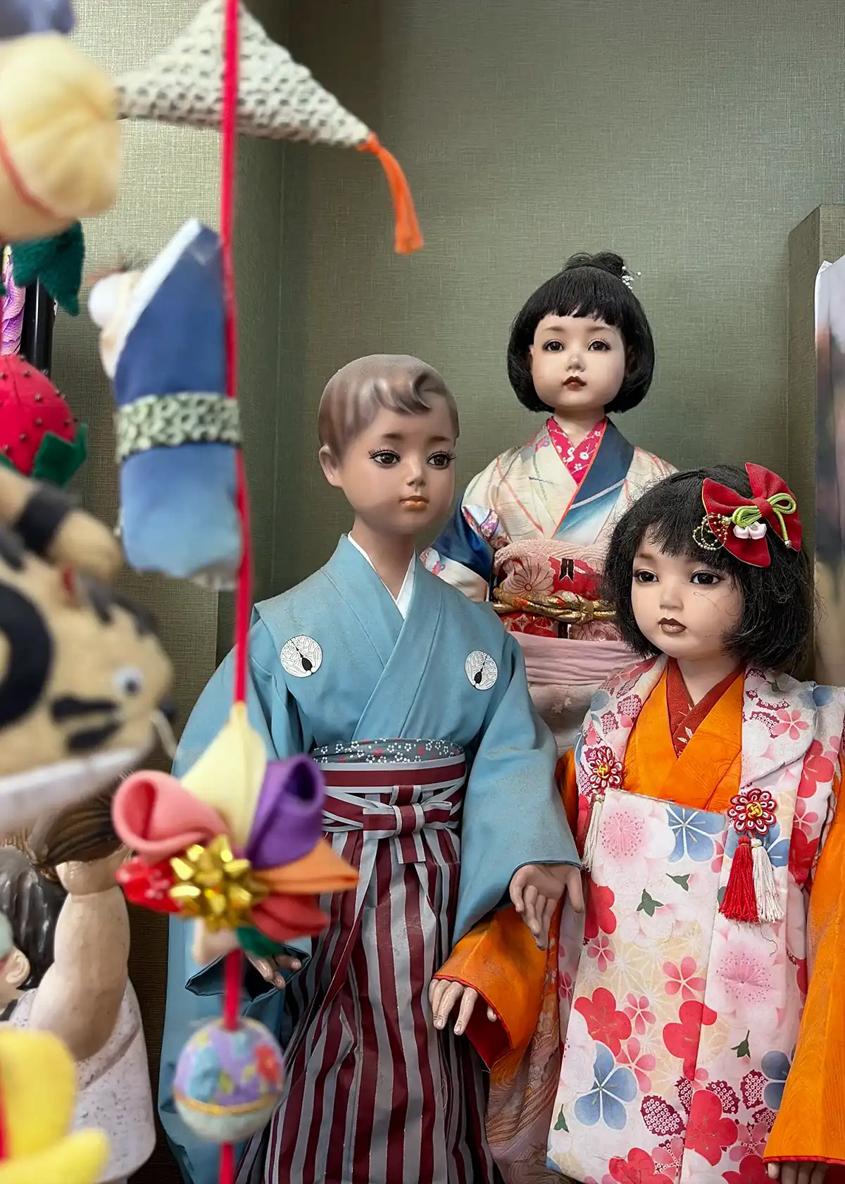田巻屋の店頭に飾られた着物姿の子供の日本人形3体