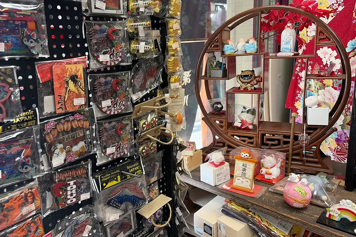 江戸や日本をモチーフにしたピンバッジや招き猫などの和風の小物雑貨
