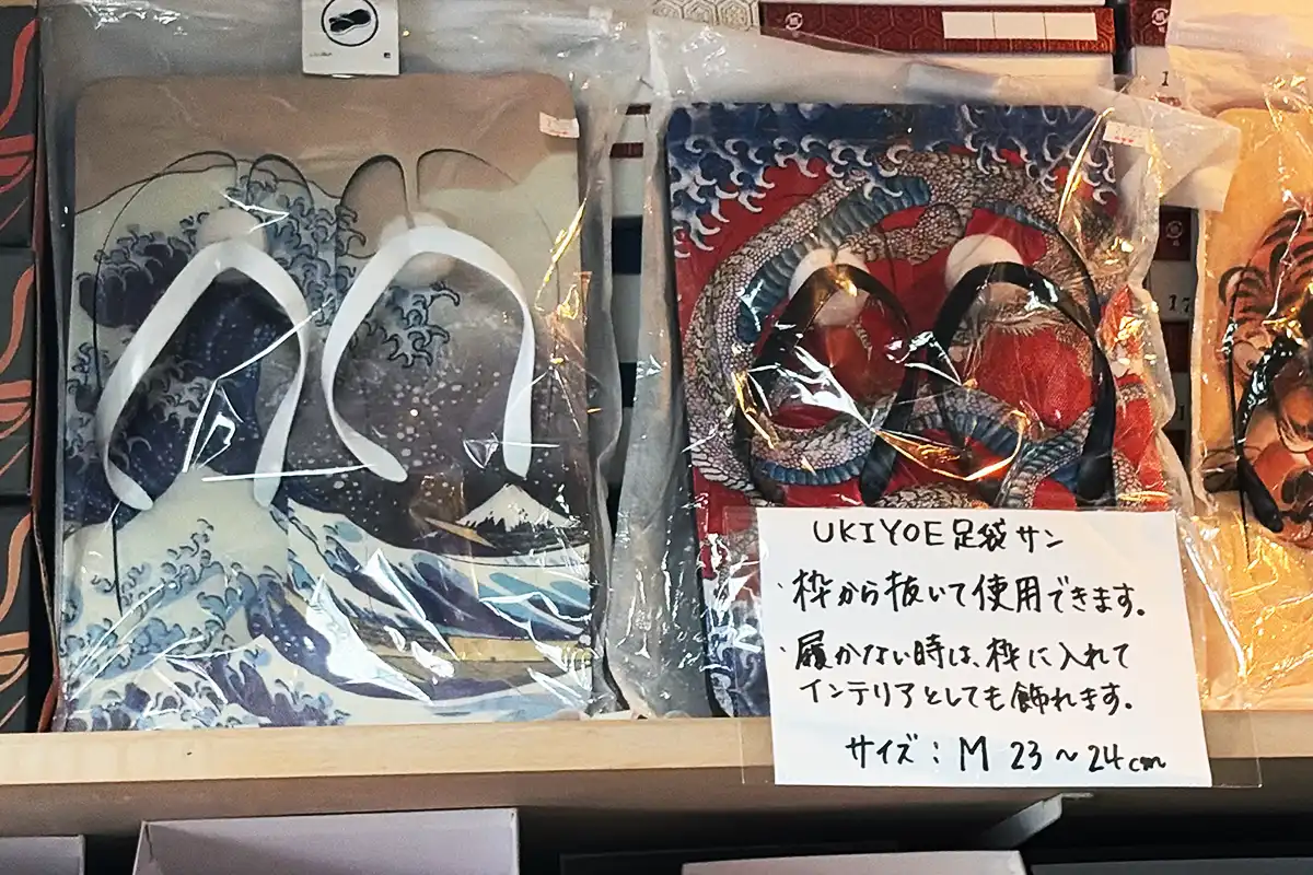 浮世絵の柄がプリントされた枠付きの「UKIYOE足袋サンダル」