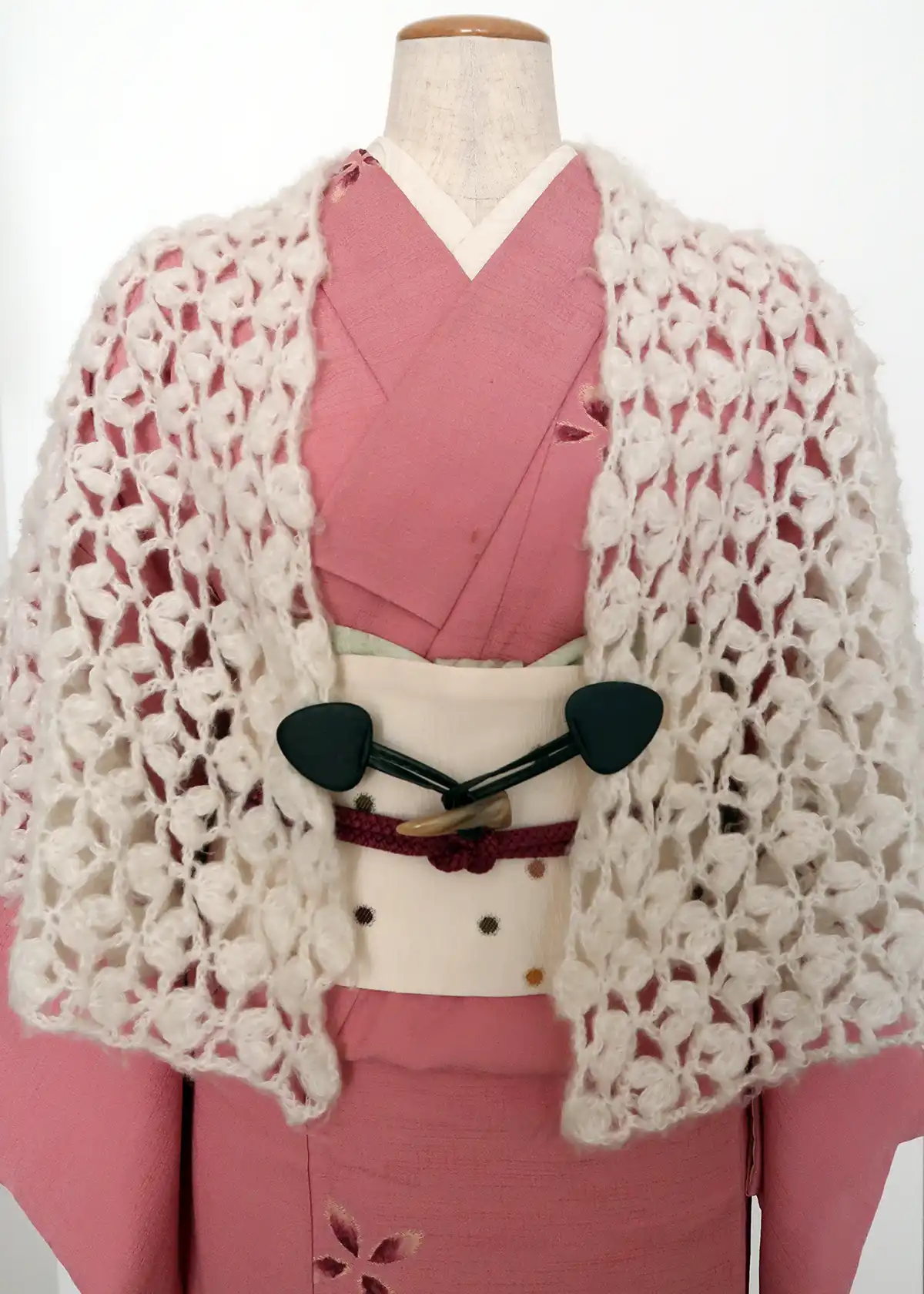 白いかぎ針編みショールを100均の黒いストールクリップで留めた着物コーデ