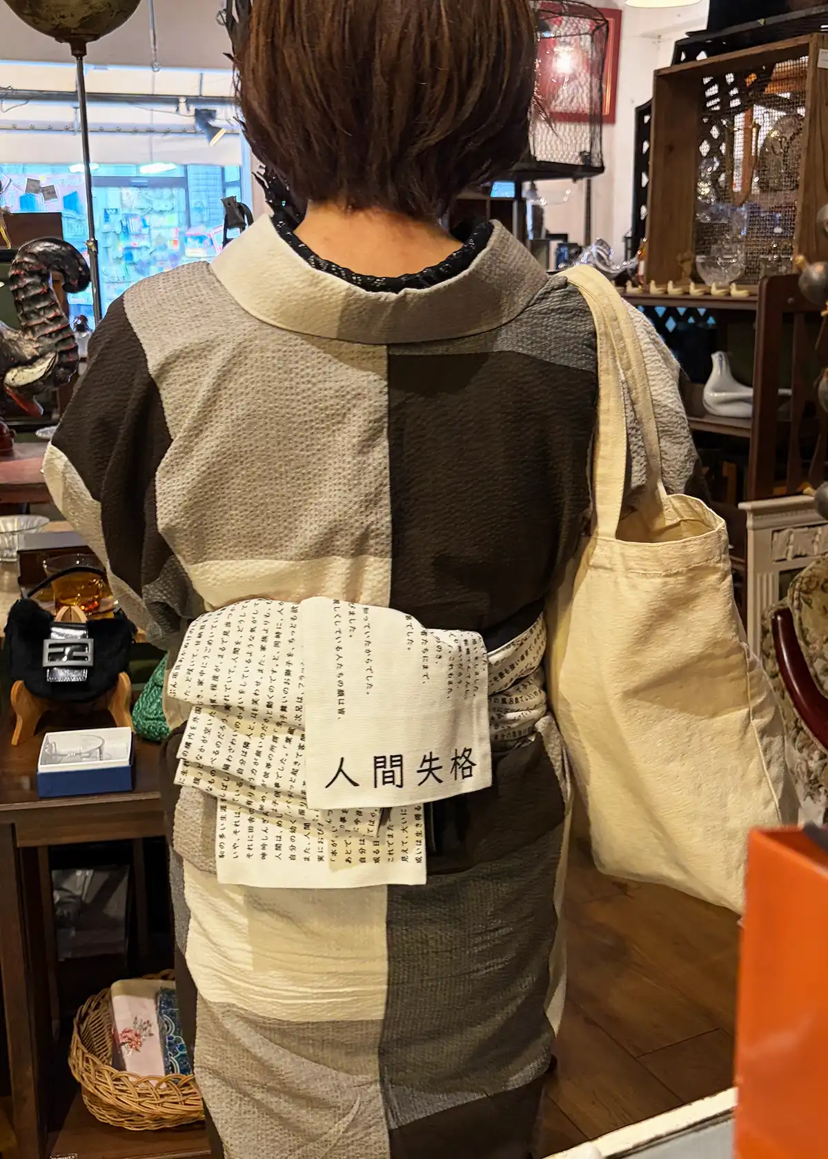 人間失格の半幅帯を合わせた阿波しじら着物の後ろ姿