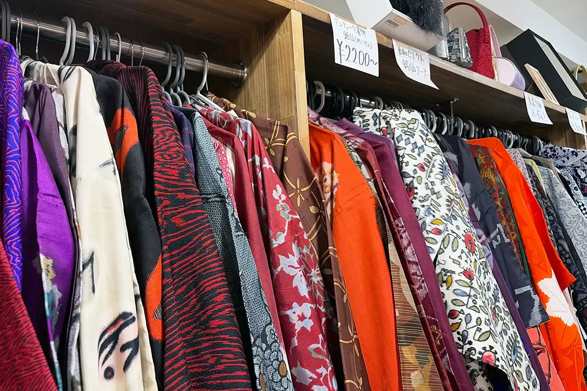喜和本店に並ぶ色柄豊かなアンティーク着物