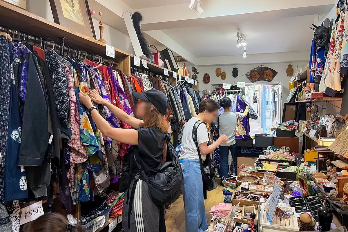 着物を探すお客さんでにぎわう喜和本店の店内