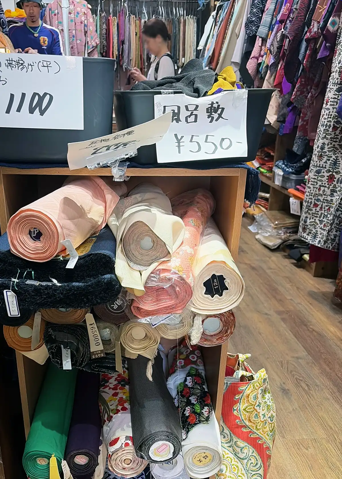 喜和本店で販売されている反物と風呂敷